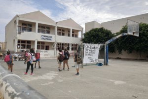 Η απάντηση της μητέρας του μαθητή με κορονοϊό στην Πάτρα: Είναι ψέματα, δεν αρνούμαι τη μάσκα