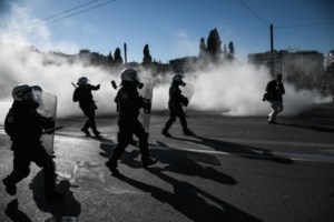 Εφιαλτικές εικόνες συνωστισμού στα συλλαλητήρια Αθήνας, Θεσσαλονίκης και Πάτρας - Μάσκες αλλά χωρίς αποστάσεις - εικόνα 12