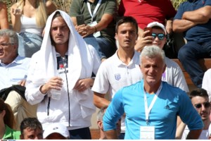 Η Αθηναΐδα Νέγκα δεν χαρίζεται στον Τσιτσιπά: Προβληματικός, παίζει ένα γελοίο οικογενειακό δράμα - Εξαρτημένος και ανόητος