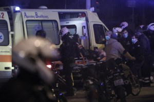 Καταδίωξη στο Παλαιό Φάληρο: Ληστές εμβόλισαν με το αυτοκίνητό τους αστυνομικό της ΔΙΑΣ