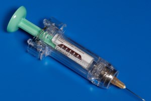 Kορονοϊός: "Ξεπερασμένη" η οδηγία για απόσταση 2 μέτρων- Χρειάζονται τουλάχιστον 8 αν κάποιος φταρνιστεί