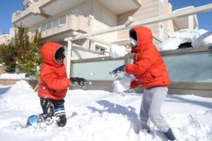 Έβρος - Σχολεία: Κουκουλωμένοι με κουβέρτες οι μαθητές - Κάνουν μάθημα με ανοιχτά παράθυρα σε θερμοκρασία υπό του μηδενός