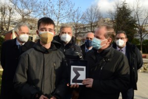 Τον γύρο του κόσμου "σόλο" έκανε 19χρονη- Έγινε η νεότερη πιλότος που το κατάφερε - εικόνα 3