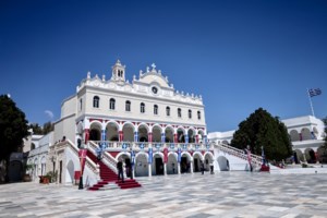 Στην Τήνο ο Δένδιας για τον εορτασμό της Κοιμήσεως της Θεοτόκου και την επέτειο τορπιλισμού του καταδρομικού "Έλλη" [βίντεο]