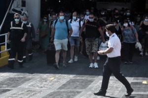 Αυξημένη η κίνηση στα λιμάνια και την Τρίτη - Αναχωρούν οι αδειούχοι [βίντεο]