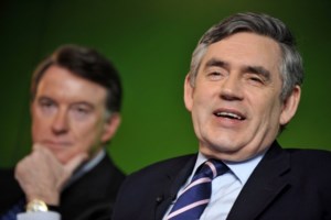 Ο Έπσταϊν, οι φίλοι του και η γυναίκα κάτω από το τραπέζι: Σοκάρουν οι φωτογραφίες που δημοσιεύουν οι Αρχές των ΗΠΑ - εικόνα 3