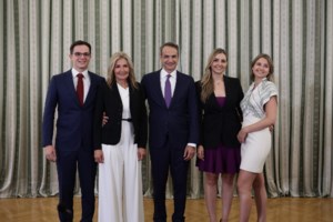 Η σπάνια εμφάνιση του Κυριάκου Μητσοτάκη και με τις τρεις αδερφές του: Συγκίνηση, χαμόγελα και αγκαλιές [Εικόνες] - εικόνα 2