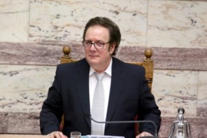 Βαΐτσης Αποστολάτος: Tο τελευταίο "αντίο" στον πρώην αντιπρόεδρο της Βουλής - Τραγικές φιγούρες η σύντροφος και η κόρη του - εικόνα 5