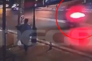 Τροχαίο με εγκατάλειψη στη Θεσσαλονίκη - Αυτοκίνητο πέρασε κόκκινο, χτύπησε μηχανάκι και εξαφανίστηκε