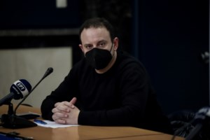 Μαγιορκίνης: Σταδιακά η 'Ομικρον εκτοπίζει την Δέλτα, αλλά δεν είναι αθώα - Ο ιός δεν πρόκειται να φύγει ποτέ
