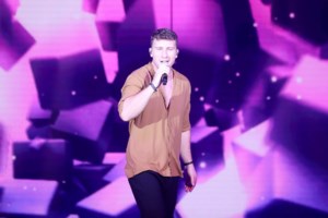 Γιάννης Ξανθόπουλος: Επέστρεψε σπίτι του ο τραγουδιστής - Έφυγε από την πίσω πόρτα του νοσοκομείου με τους γονείς του