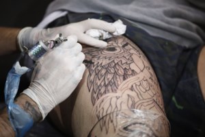 Μάλια: Τουρίστες έβαλαν... πλάτη και βοήθησαν στην πλακόστρωση - "Ακόμα και αυτοί είπαν να βάλουν ένα χεράκι"