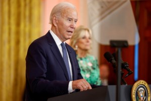 ΗΠΑ: Ο Μπάιντεν έκανε το επικαιροποιημένο εμβόλιο κατά του κορονοϊού - εικόνα 4