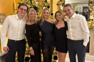 Κυριάκος Μητσοτάκης: Ο καθιερωμένος καφές στο Κολωνάκι με τον Τασούλα - Συνομίλησε με πολίτες [Βίντεο]