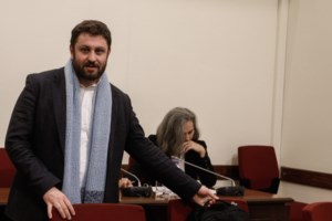 Επιμένει ο ΣΥΡΙΖΑ για τα self-test: Η κυβέρνηση πιάστηκε με τη γίδα στην πλάτη, λέει- Κουβέντα όμως για τη Siemens...