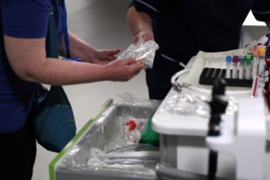 "Καμπανάκι" από ειδικούς: Όχι στη χορήγηση υδροξυχλωροκίνης - αζιθρομυκίνης λόγω παρενεργειών