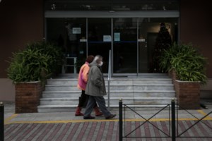 Σωτήρης Τσιόδρας: Το μυστήριο με τη "διπλή" μάσκα στη Βουλή [Εικόνες] - εικόνα 4