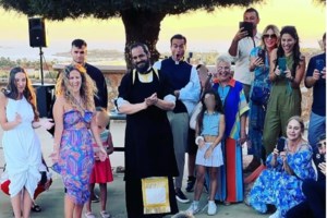 Σπάνιο κλικ: H μαθήτρια Σμαράγδα Καρύδη, μικρό κοριτσάκι, με τον πατέρα της, στην πόρτα του σχολείου - εικόνα 2