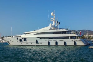 Μυστήριο με τη φωτιά στην Υδρα από τα βεγγαλικά της θαλαμηγού: Ακούσαμε κρότο λένε οι αυτόπτες μάρτυρες, δεν είδαμε όμως βεγγαλικά - εικόνα 3