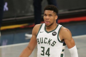 ΝΒΑ: Στους τελικούς για πρώτη φορά ο Γιάννης Αντετοκούνμπο - Οι Μπακς 4-2 τους Χοκς [Βίντεο]