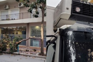 Απίστευτο τροχαίο στη Λάρισα: Αυτοκίνητο μπούκαρε μέσα σε μαγαζί με τυρόπιτες [Εικόνες] - εικόνα 4