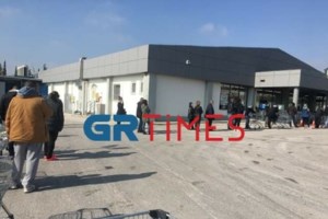 Ανησυχία ΙΕΛΚΑ για μεγάλες ουρές έξω από τα καταστήματα στις ώρες αιχμής