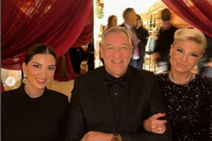 Σταματίνα Τσιμτσιλή: Η glam εμφάνιση με φαρδύ πουλόβερ, μίνι φούστα με παγιέτες και πέδιλα Chanel με φιόγκο και στρας - εικόνα 4