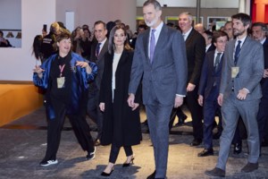 Business chic η βασίλισσα Λετίσια: Ο συνδυασμός με τουίντ σακάκι που ήταν ιδανικός για μια εμφάνιση στο γραφείο - εικόνα 7