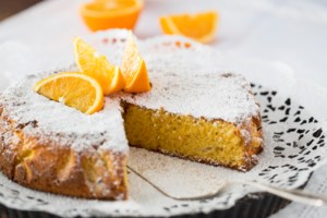 Συνταγή για υγρό κέικ με πραλίνα φουντουκιού από τον Ακη Πετρετζίκη