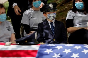 Ο Τραμπ δεν φοράει μάσκα αλλά... θα μοιράσει χιλιάδες στους ψηφοφόρους του για να τις φορέσουν στην επόμενη συγκέντρωση