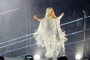 Άννα Βίσση: Ποιος σου είπε ότι δεν μπορώ να βγω έξω με μια σχέση μου; Μπορώ, απλά δεν έχω σχέση