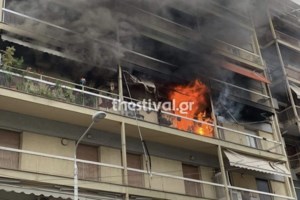 Θεσσαλονίκη: Αστυνομικός χτύπησε την πρώην σύζυγό του με τη συνδρομή της… νυν [βίντεο]