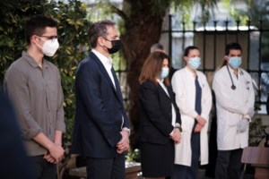 Επιτάφιος με μάσκες και αποστάσεις σε όλη τη χώρα: Έξω από τους ναούς οι περισσότεροι πιστοί - εικόνα 6