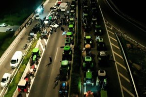 Ταλαιπωρία δίχως τέλος στην εθνική οδό μεταξύ Μαρτίνου και Κάστρου - Η ουρά χιλιομέτρων από ψηλά [Βίντεο]