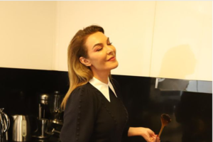 "Mόνο η Δέσποινα Βανδή ήταν καλεσμένη στην εκδήλωση, εκείνη έφερε τον Μπισμπίκη" λέει ο Λιάρος- Διαψεύδει ο Λαζόπουλος - εικόνα 2