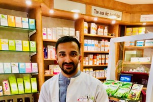 Η Αφγανή πρόσφυγας που "γλυκαίνει" τους Θεσσαλονικείς με ιρανικά γλυκά και παγωτό σαφράν στο ζαχαροπλαστείο της - εικόνα 2