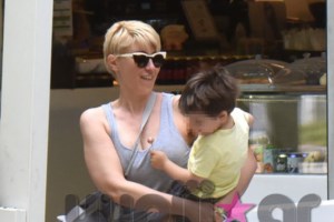 Μπακογιάννης - Κοσιώνη: Διακοπές στα Χανιά με τον γιο τους [Εικόνα]