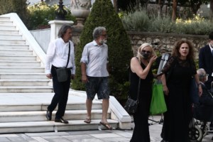 Λύθηκε το μυστήριο με τον προσκεκλημένο που πήγε με βερμούδα και σαγιονάρες στο Προεδρικό Μέγαρο - εικόνα 2