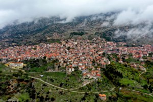 Στερεύει και η Υλίκη: Η στάθμη του νερού υποχώρησε τόσο, που πήγαν με αυτοκίνητο στο νησάκι της λίμνης [βίντεο]