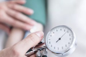 Τα συχνότερα λάθη που κάνουμε όταν μετράμε την πίεσή μας - Οδηγούν σε "φουσκωμένα" αποτελέσματα