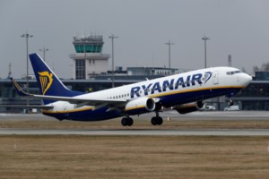 Χάος σε πτήση της Ryanair για Ρόδο: Μεθυσμένος επιβάτης αρνούνταν να κάτσει στη θέση του για την προσγείωση [βίντεο]