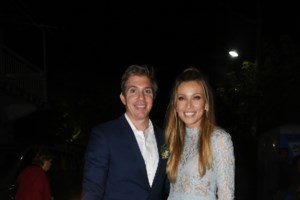 Σταματίνα Τσιμτσιλή: Η κομψή και cool εμφάνιση στο κέντρο με κοντό δερμάτινο τζάκετ και Chanel τσάντα