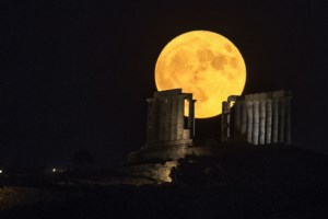 Μάγεψε η πρώτη αυγουστιάτικη πανσέληνος - 10+1 εντυπωσιακές φωτογραφίες από όλο τον κόσμο [εικόνες]