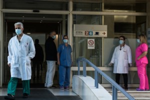 Λίγοι και "χαλαροί" οι έλεγχοι της ΕΛ.ΑΣ. στις "κόκκινες" περιοχές παρά τους 295 νεκρούς σε τρεις ημέρες - εικόνα 4