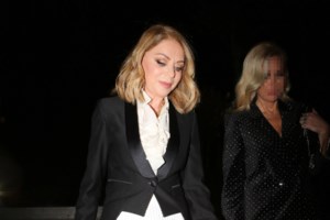 Έλλη Στάη: Κατάξανθη και εντυπωσιακή με wrap μεταξωτό τοπ από το ελληνικό brand που αγαπούν οι royals σε συναυλία στο Καλλιμάρμαρο - εικόνα 6