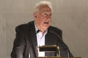 Παπασταύρου κατά Ανδρουλάκη για την οριοθέτηση των οικισμών: Ή αγνοεί ή αποκρύπτει την αλήθεια