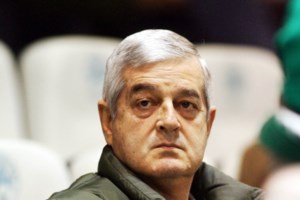 Τάκης Οικονομόπουλος: Το λαϊκό προσκύνημα στον θρυλικό τερματοφύλακα – Στον ναό ο Κώστας Καραμανλής