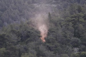 Φωτιά σε αποθήκη στη Μάνδρα - Επτά οχήματα της πυροσβεστικής στο σημείο