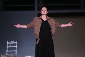 Η Φιλαρέτη Κομνηνού και η βεραμάν βέσπα του Γιώργου Παπαγεωργίου