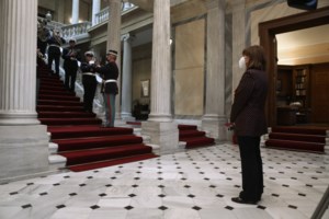 Κατερίνα Σακελλαροπούλου: Με αναφορές στα εμβόλια, την Τουρκία και τις γυναικοκτονίες το πρωτοχρονιάτικο μήνυμα